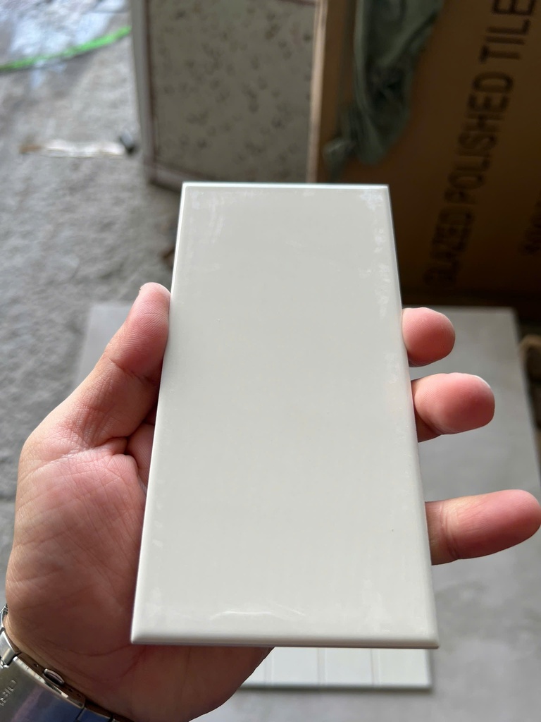 Gạch thẻ trang trí xám nhạt bóng phẳng 75x150mm UTO36G